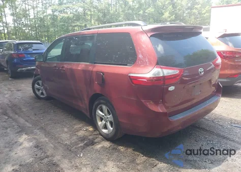 2015 Toyota Sienna Le 8 Passenger z USA, uszkodzony, nr VIN 5TDKK3DC5FS576035